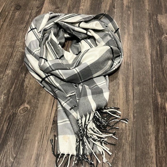 Grey and cream plaid scarf - Picture 6 of 6